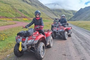 Cuscosta: Cusco: Värien vuori ja punainen laakso mönkijöillä