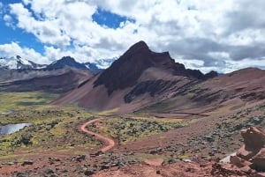 Cuscosta: Cusco: Värien vuori ja punainen laakso mönkijöillä