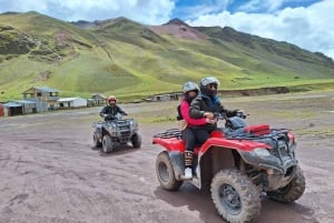 Cuscosta: Cusco: Värien vuori ja punainen laakso mönkijöillä