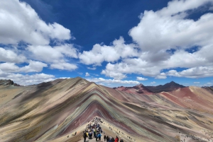 Von Cusco aus: Ganztagestour zum Regenbogenberg und ins Rote Tal