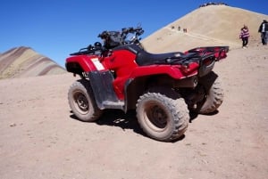 Fra Cusco: ATV til Rainbow Mountain eller Red Valley med måltid