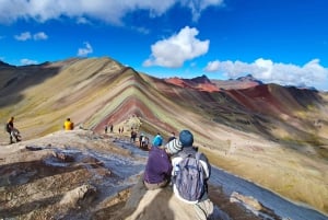 Desde Cuzco: Excursión de Acceso Temprano a la Montaña Arco Iris con Almuerzo