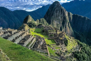 From Cusco: Travel to Machu Picchu with Vistadome train and private guide