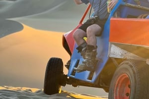 Huacachina: Sandboarding/Sandskiing-upplevelse vid solnedgången på galna buggy