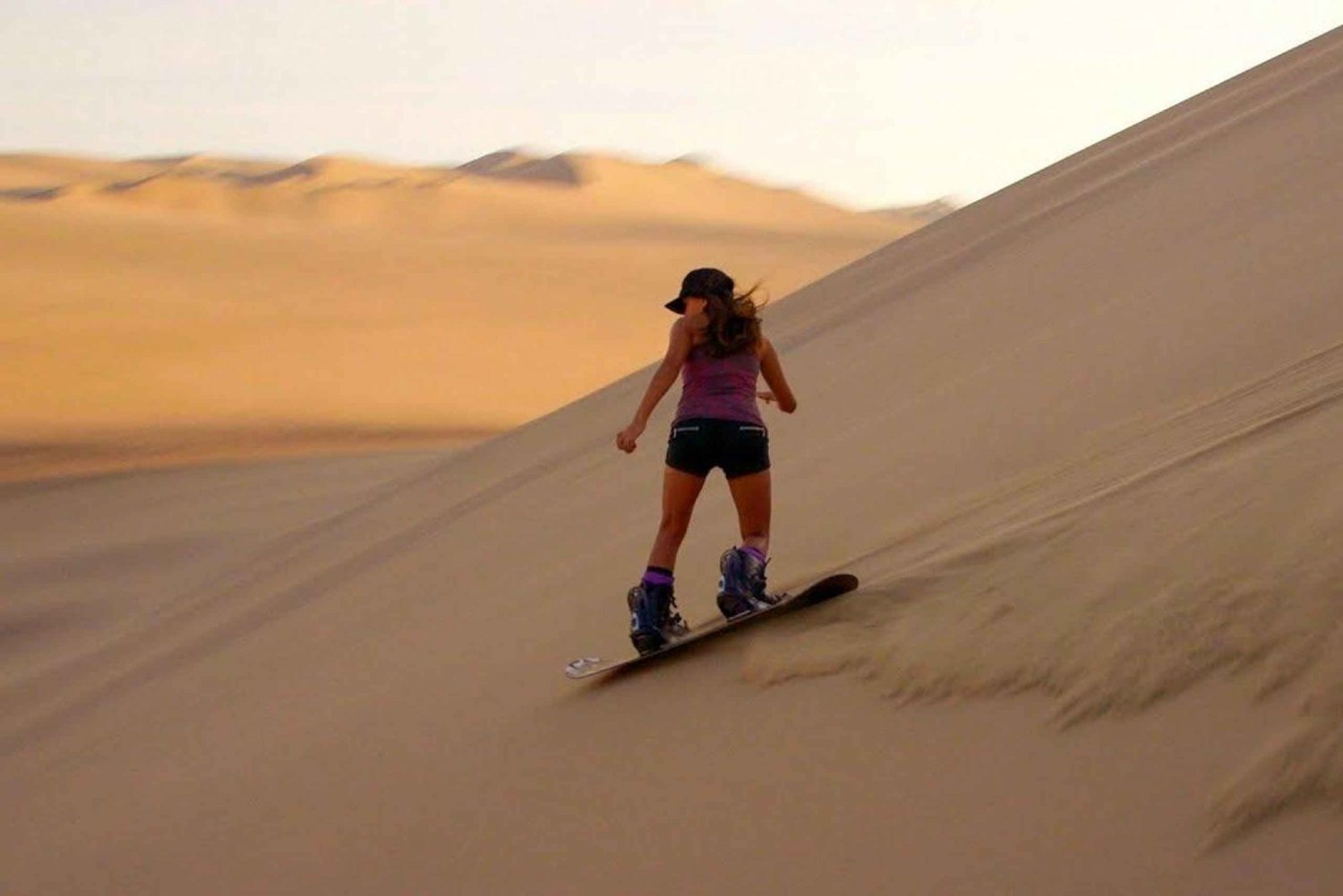 Desde Lima: Excursión de un día a Huacachina para practicar sandboarding y degustación de vinos.