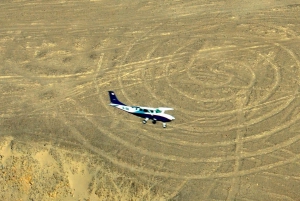 Från Nazca: Flygning i ett lätt flygplan över Nazca-linjerna