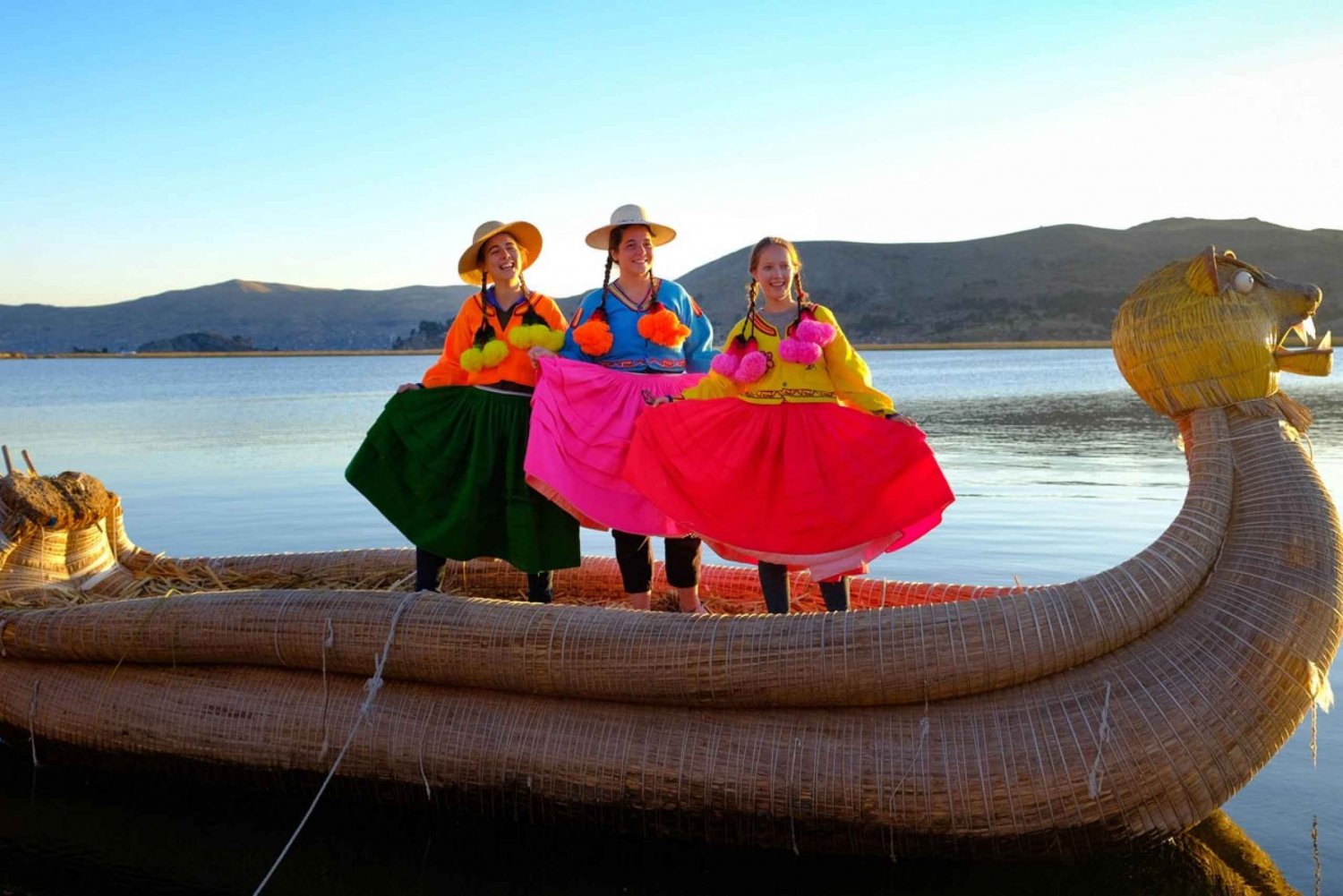 Fra Puno: Heldagstur med luksusbåt til Uros og Taquile-øyene