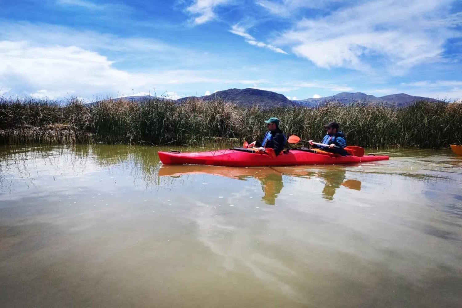 プノ発：ティティカカ湖でカヤック、ウロス島とタキレ島を訪問（終日）