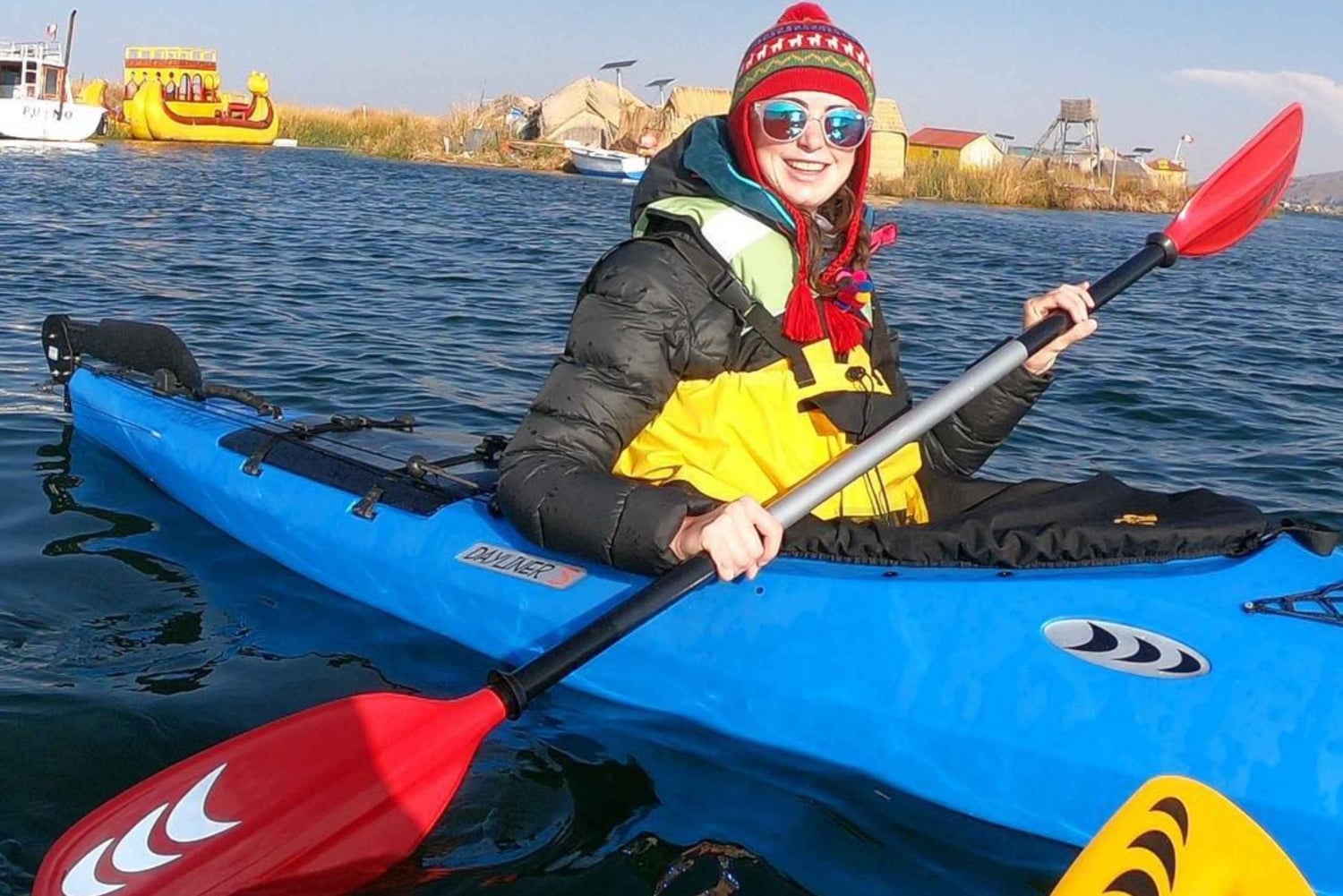 プノ発：ティティカカ湖でカヤック、ウロス島とタキレ島を訪問（終日）