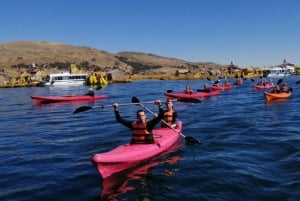 プノ発：ティティカカ湖でカヤック、ウロス島とタキレ島を訪問（終日）