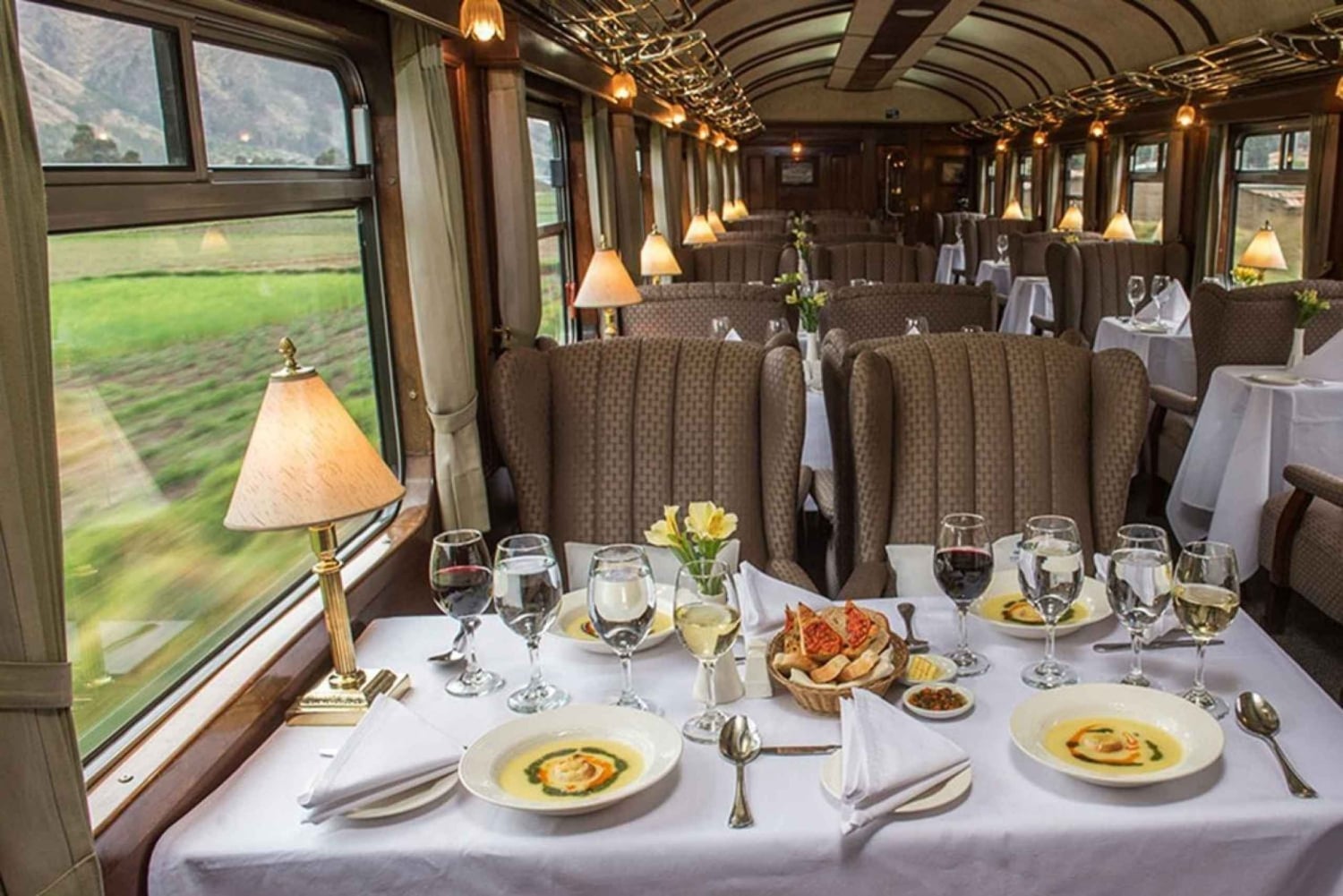 プーノ発：チチカカ鉄道でクスコまでオールインクルーシブで旅する