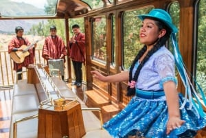 プーノ発：チチカカ鉄道でクスコまでオールインクルーシブで旅する