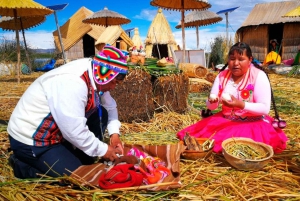 Depuis Puno : visite d'une journée des îles Uros et Taquile avec déjeuner