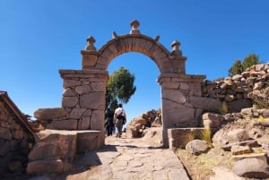 Depuis Puno : visite d'une jounée des îles Uros et Taquile