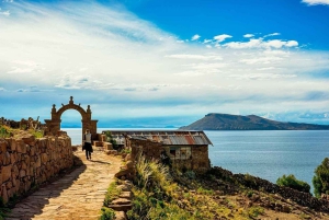 Från Puno: Uros och Taquile-öarna med lunch och ingång