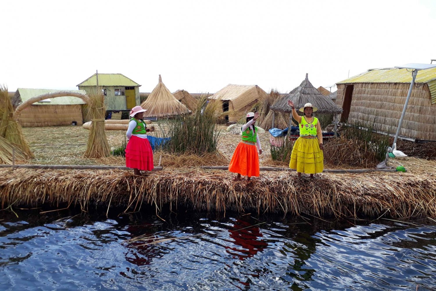 Von Puno: Ganztagestour nach Uros und Taquile mit Mittagessen