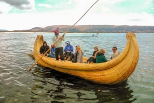 Puno: Excursión de día completo a las Islas Flotantes de los Uros y la Isla de Taquile