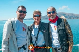 Von Puno aus: Katamaran-Tour Uros & Taquile mit typischen Tänzen