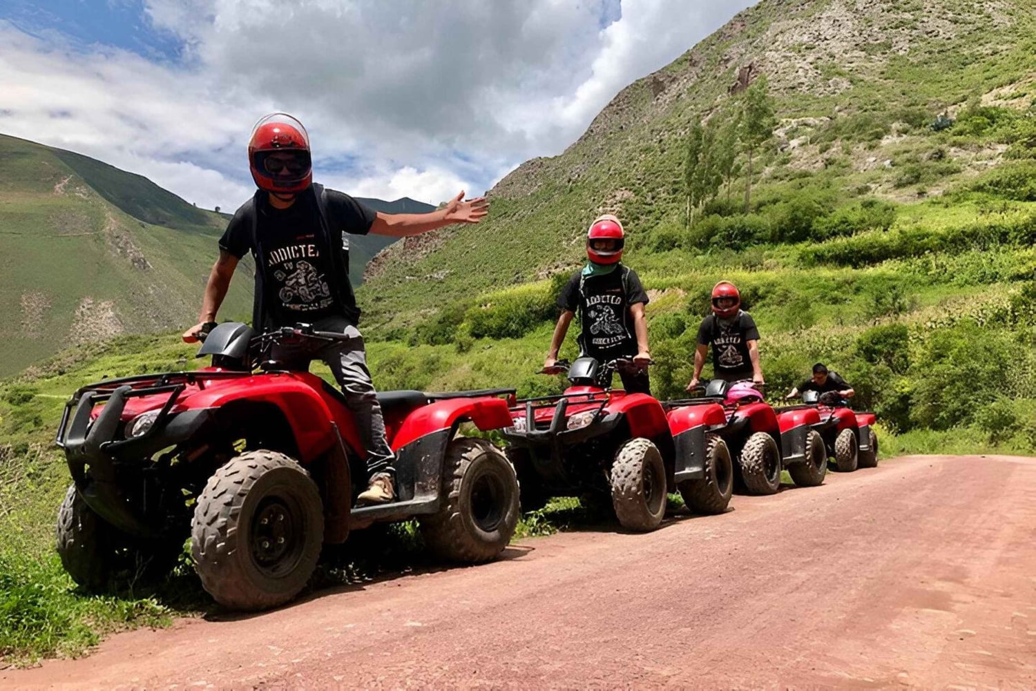 Vanuit Urubamba: quadtour naar de Perolniyoc-waterval