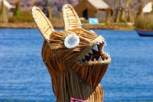 ウロス浮島への半日ガイド付きチチカカ湖ツアー