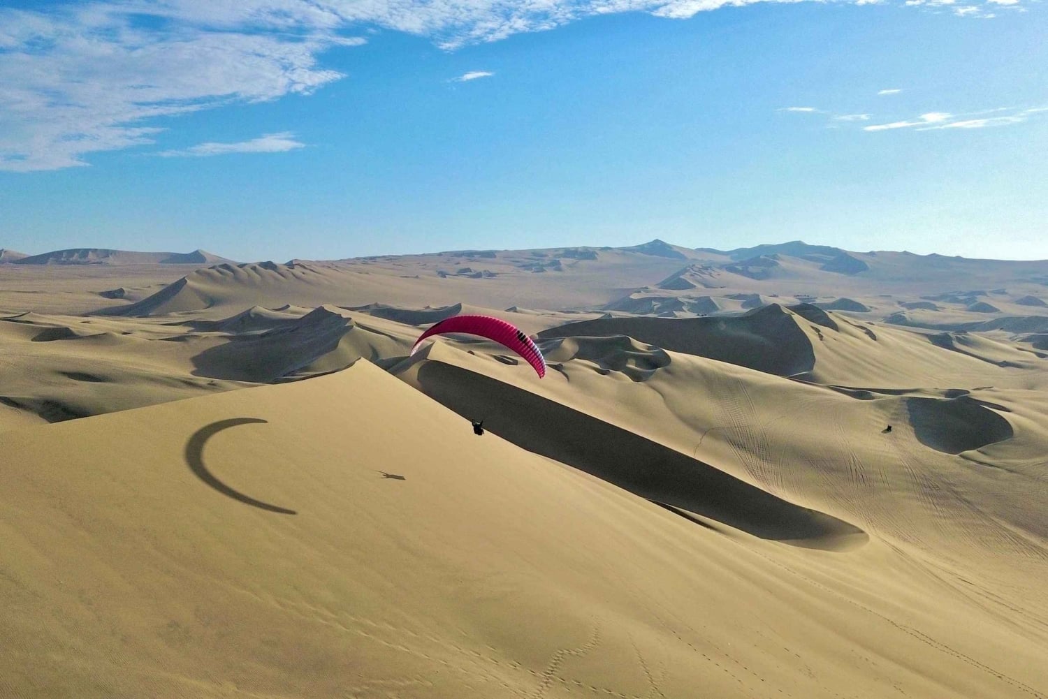 Huacachina: Paragliding over the Peruvian desert