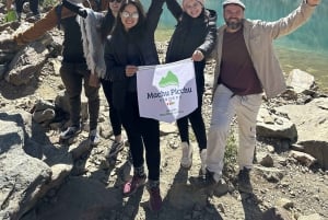 VIP-dagtocht naar de Humantay-lagune - met Portugese gids