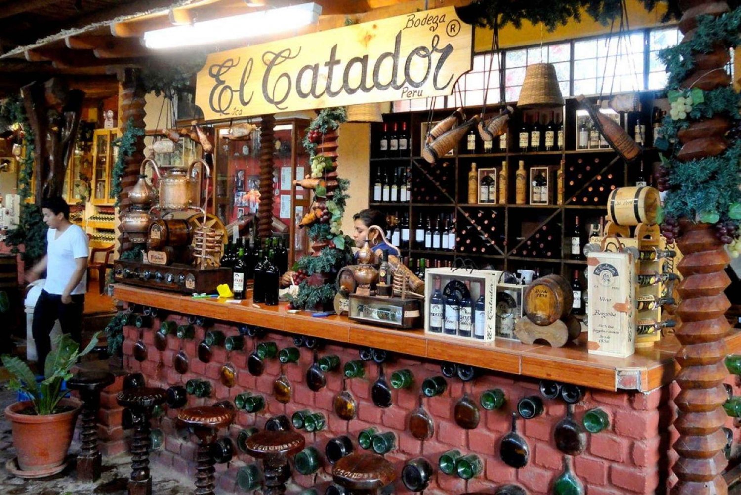 Ica: Excursión a la Bodega de Tacama y Cata de Pisco con servicio de recogida del hotel