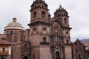I Cusco: Vandringstur gjennom det historiske sentrum av Cusco.