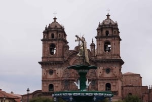 I Cusco: Vandringstur gjennom det historiske sentrum av Cusco.
