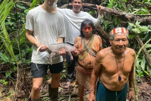 Iquitos: 15-tägige Tour zur Matsés-Kultur und zum Amazonas-Regenwald