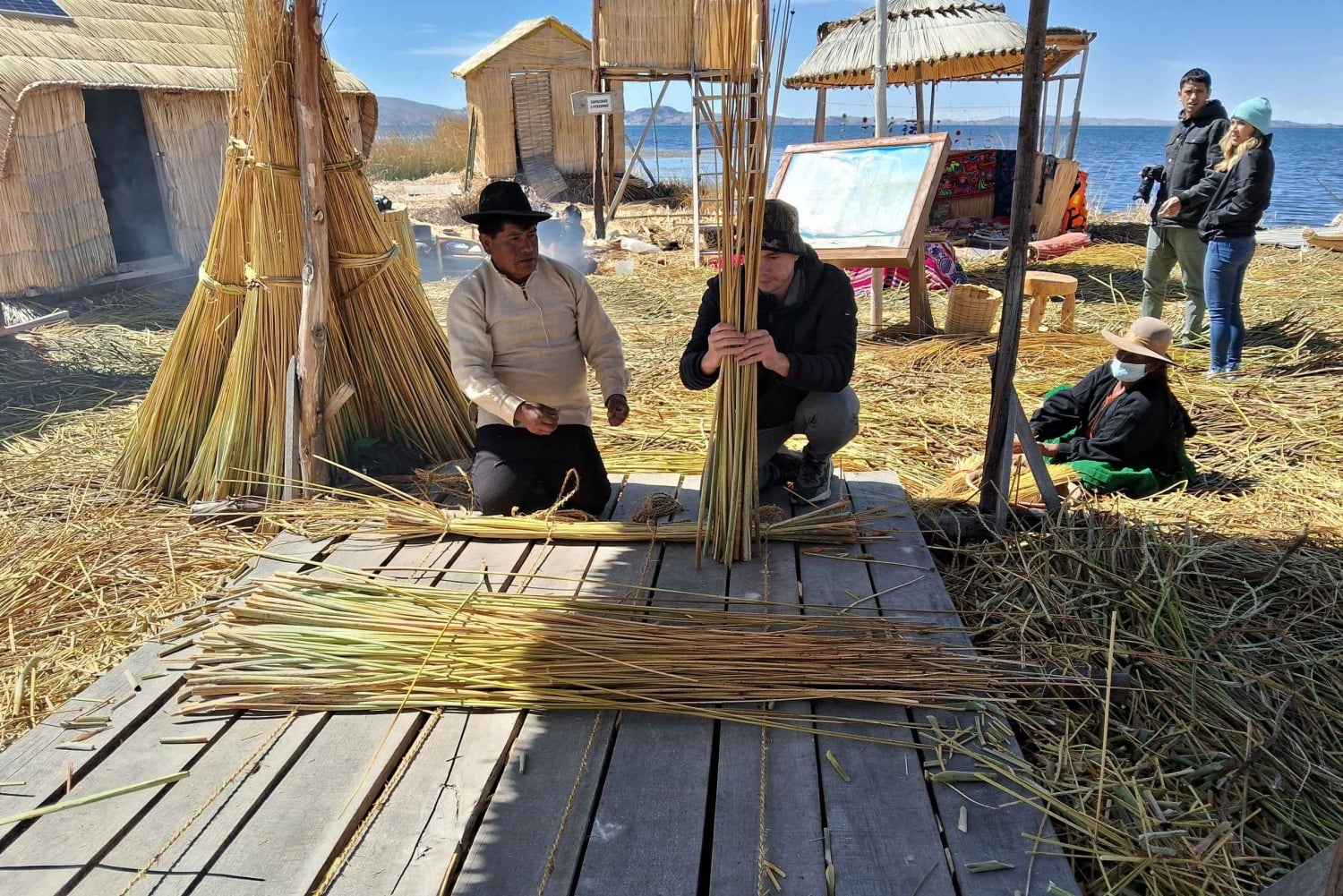 Lago Titicaca:Isla Flotante Chimu con talleres en tejido de totora y pesca