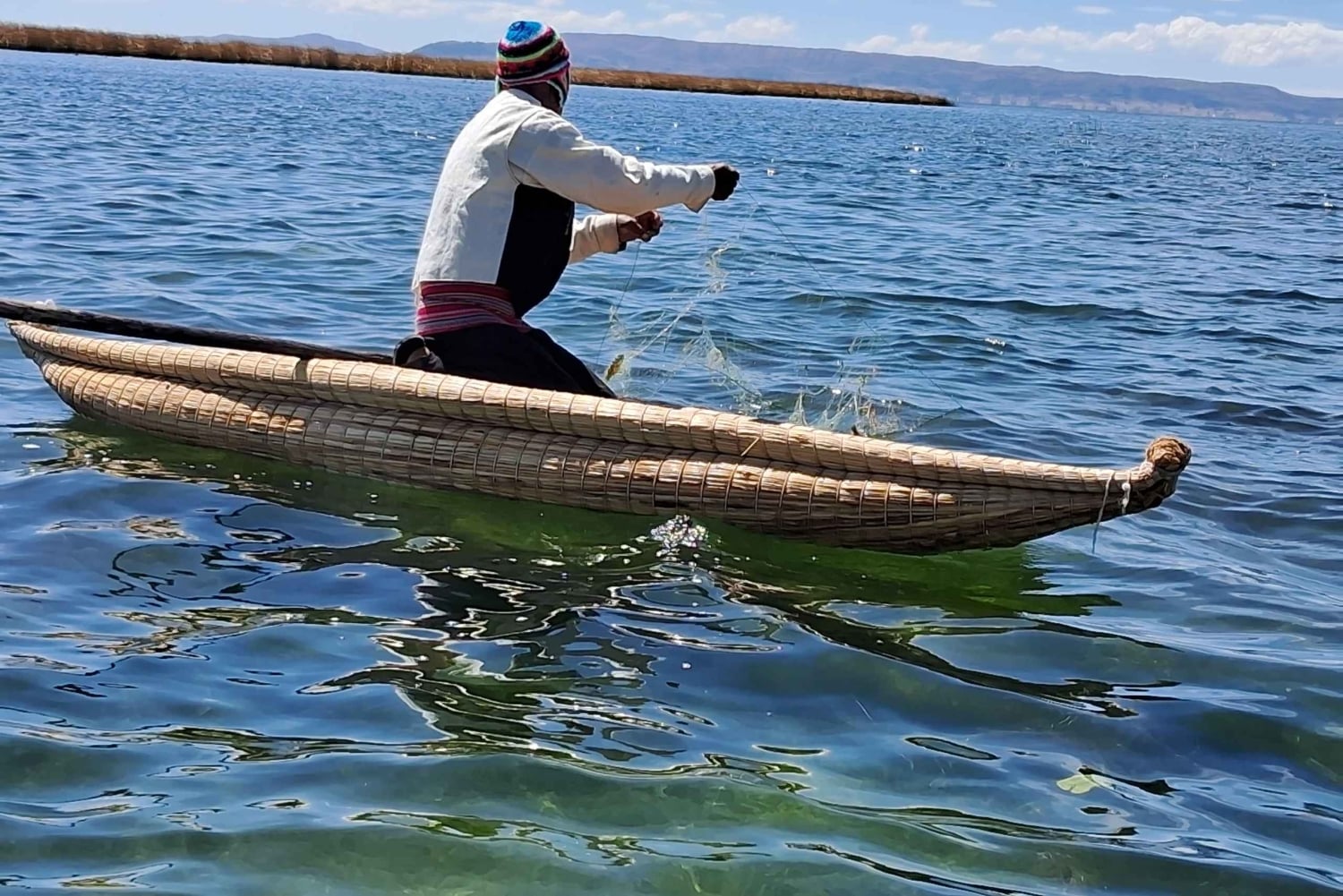 Lago Titicaca:Isla Flotante Chimu con talleres en tejido de totora y pesca