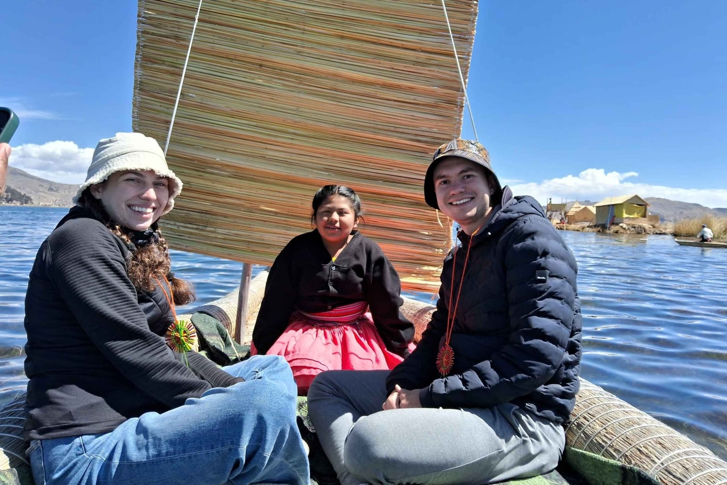 Lago Titicaca:Isla Flotante Chimu con talleres en tejido de totora y pesca
