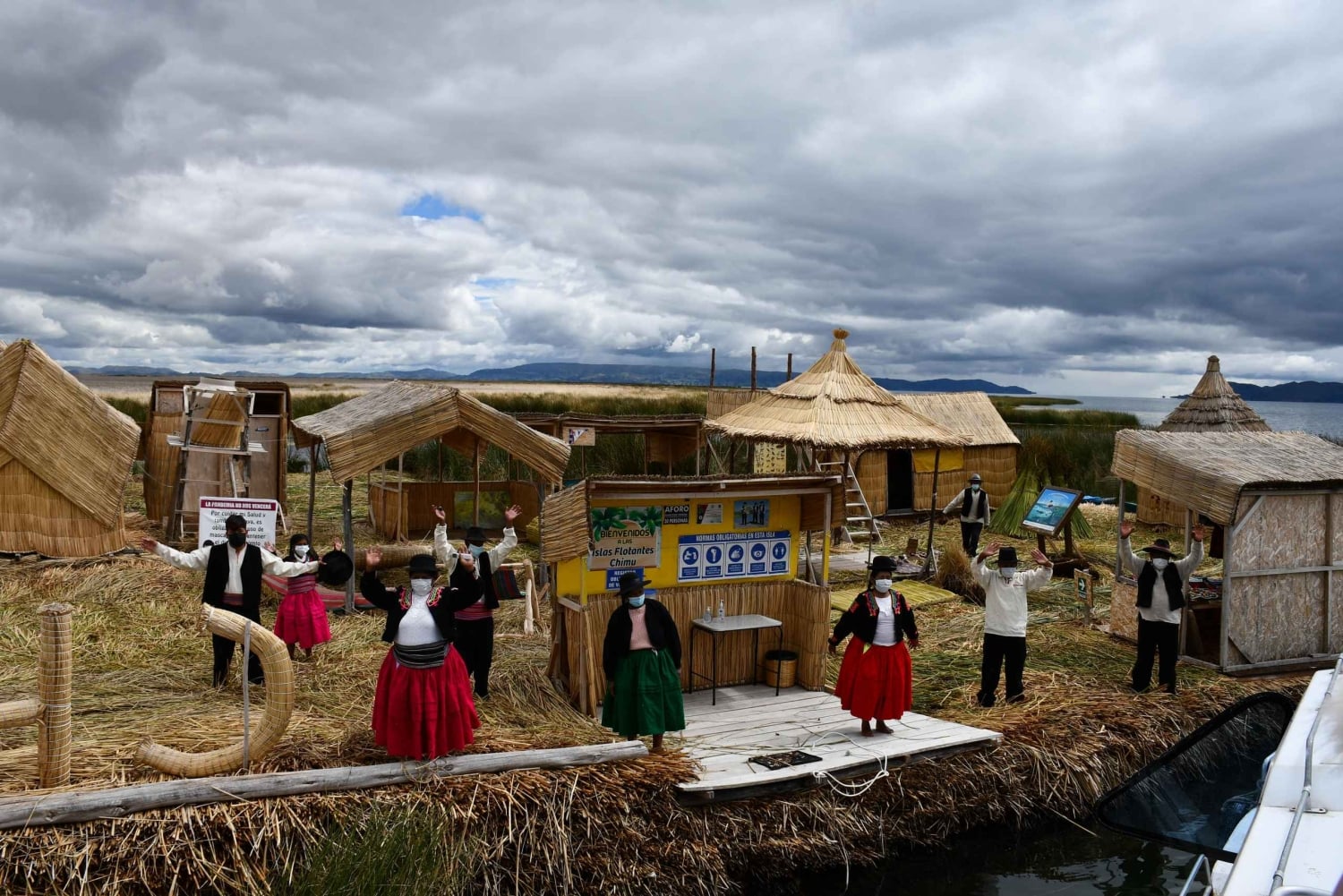 Lago Titicaca:Isla Flotante Chimu con talleres en tejido de totora y pesca