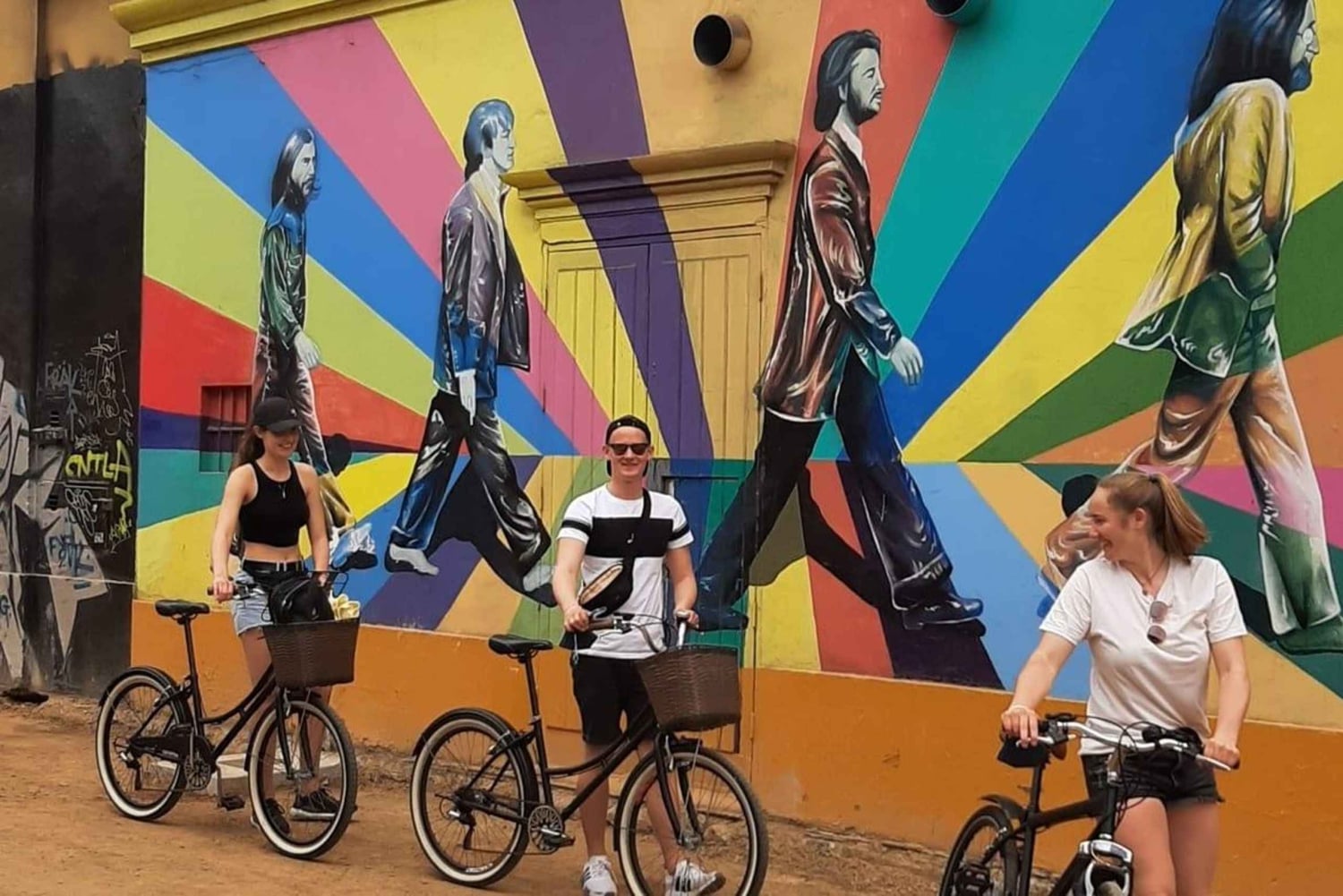 Lima: Bike Tour in Miraflores Malecon & Barranco Street Art