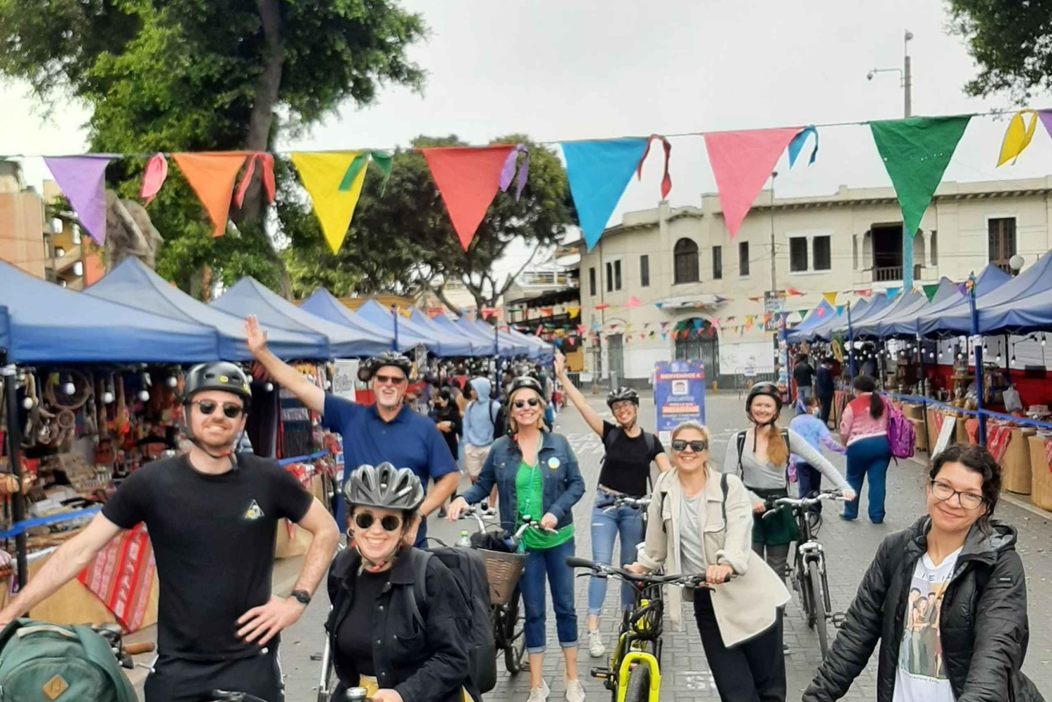 Lima: Bike Tour in Miraflores Malecon & Barranco Street Art