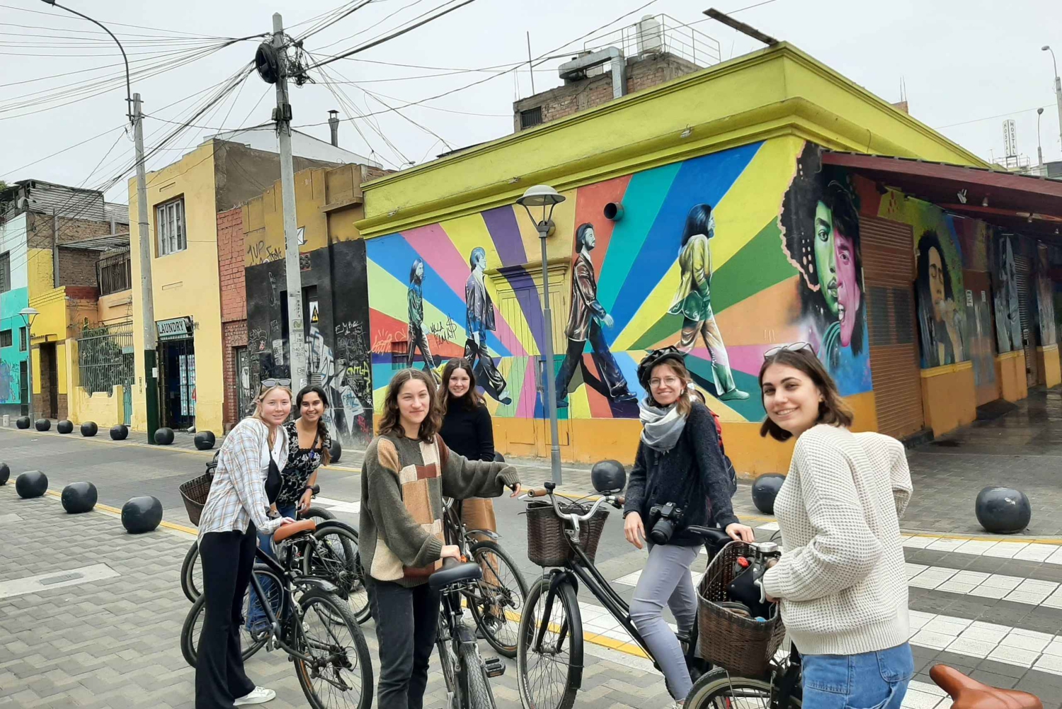 Lima: Bike Tour in Miraflores Malecon & Barranco Street Art