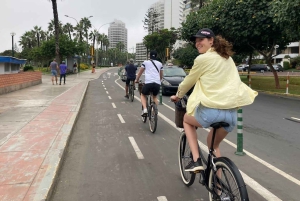 Lima: Bike Tour in Miraflores Malecon & Barranco Street Art