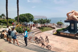 Lima: Bike Tour in Miraflores Malecon & Barranco Street Art