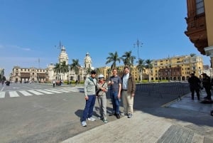 Lima: City Walking Tour with Catacombs and Fruit Tasting