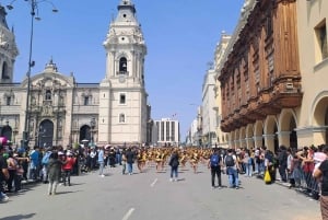 Lima: City Walking Tour with Catacombs and Fruit Tasting
