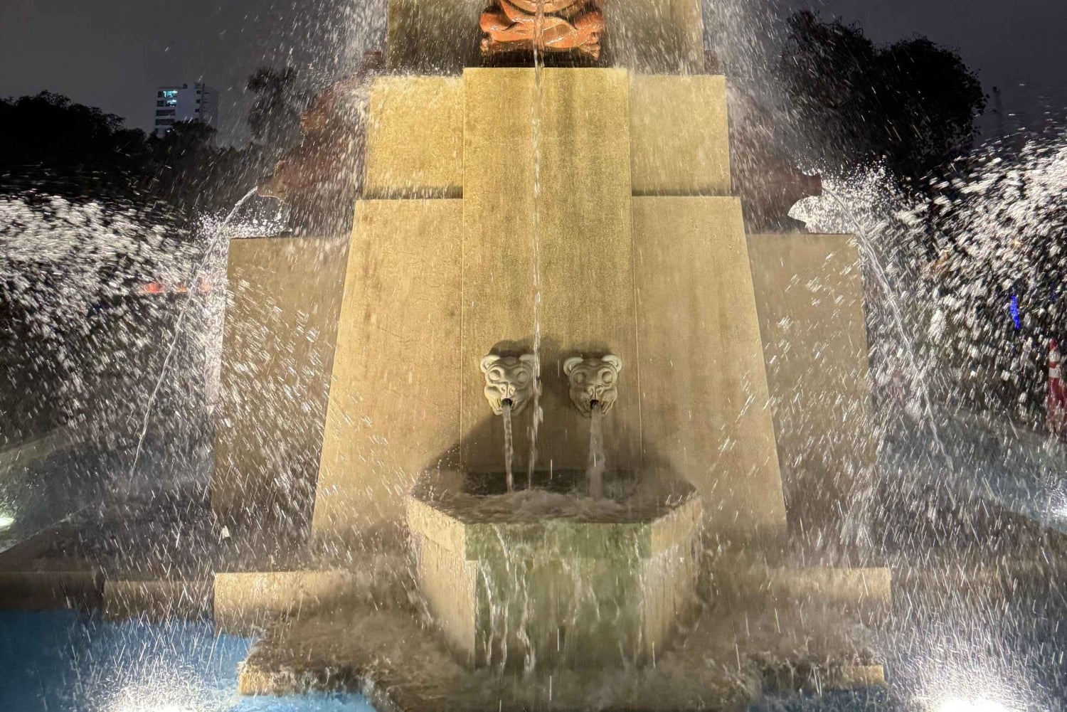 Lima: Historic Center, Catacombs, and Water Show Tour