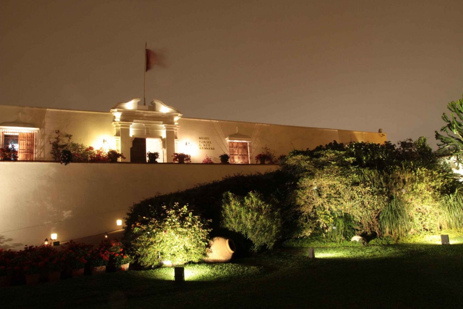 Lima: Ruinas de la Huaca y Museo Larco de Noche con Cena