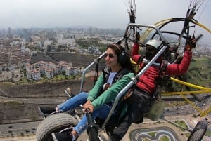 Lima: lot paralotnią nad dzielnicami Costa Verde