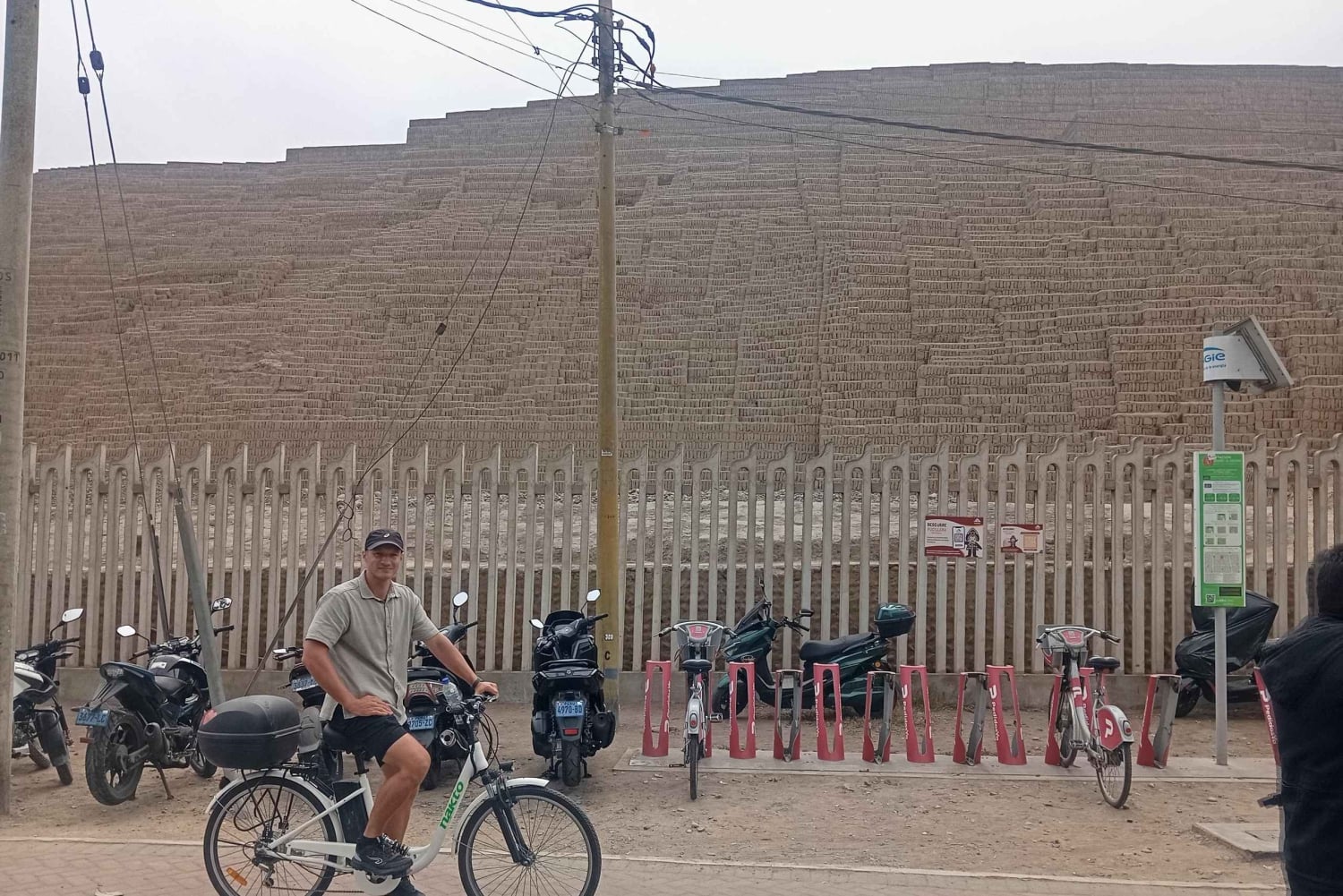Lima: Pyramid Pucllana, Miraflores, Barranco 18 km E-bike. Drinks x 3