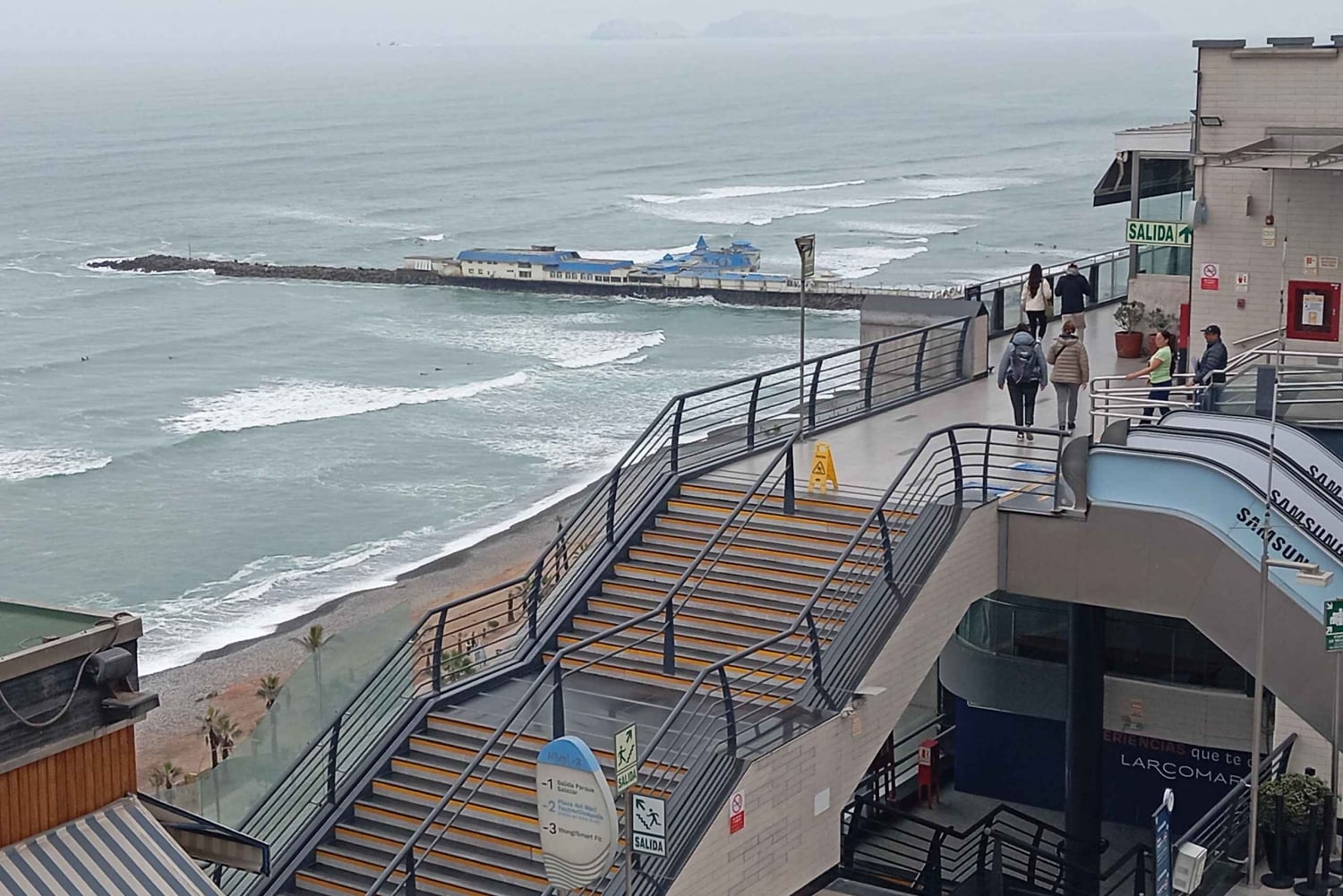 Lima: Pyramid Pucllana, Miraflores, Barranco 18 km E-bike. Drinks x 3