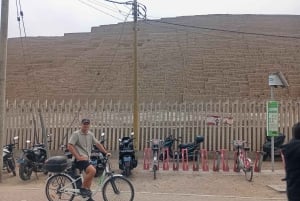 Lima: Pyramid Pucllana Miraflores, Barranco 18 km E-bike. Drikkevarer x 3