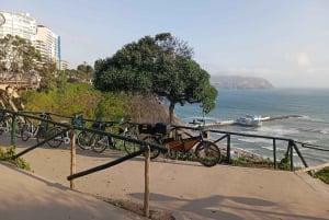 Lima: Pyramid Pucllana Miraflores, Barranco 18 km E-bike. Drikkevarer x 3