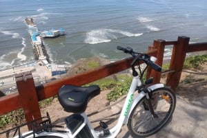 Lima: Pyramid Pucllana, Miraflores, Barranco 18 km E-bike. Drinks x 3
