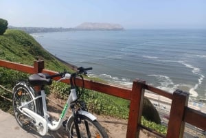Lima: Pyramid Pucllana, Miraflores, Barranco 18 km E-bike. Drinks x 3